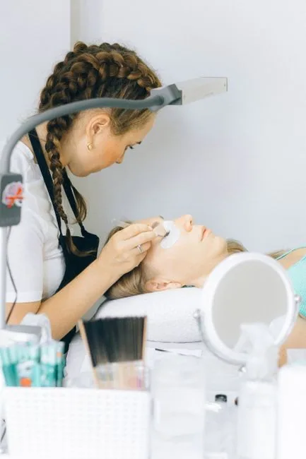 Behandelstoel in de salon tijdens een wimperbehandeling