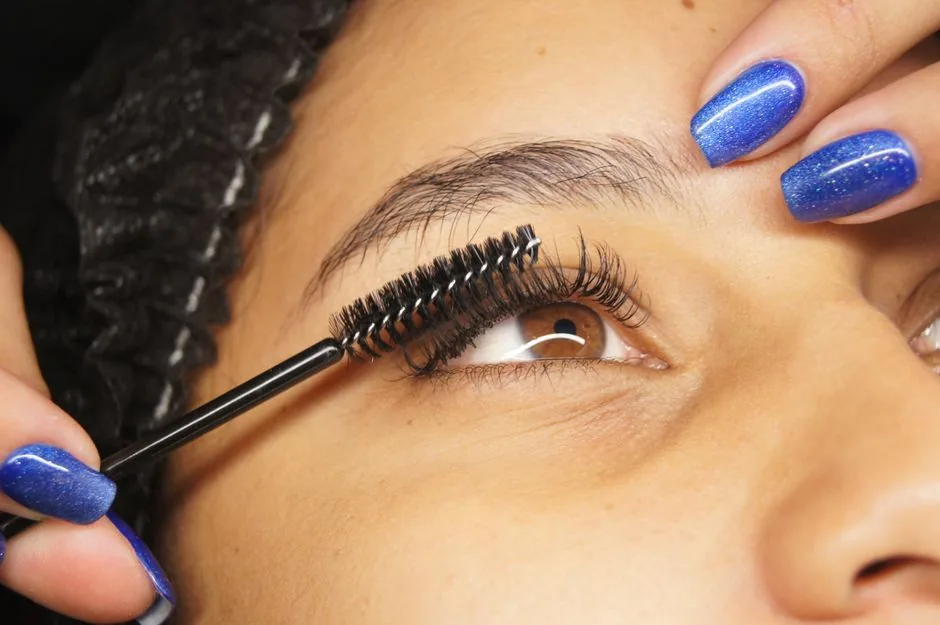 Behandeling van de wimpers in de salon