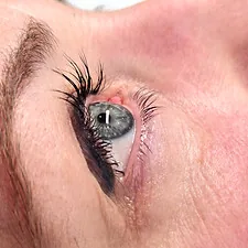 Close-up van een oog met lange, gelifte wimpers