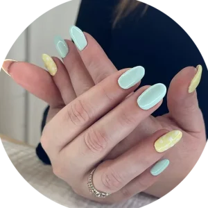 Verzorgde nagels met een zachte gelpolish in nude tinten