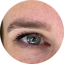 Close-up van een verzorgd oog met een bijgewerkte wenkbrauw