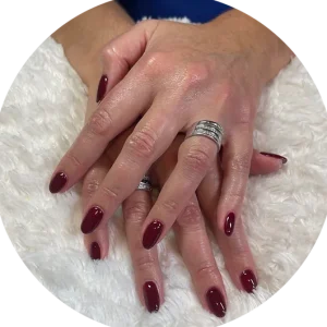 Close-up van gelakte nagels uit de salon van Mooi! Beauty and Nails in Assebroek