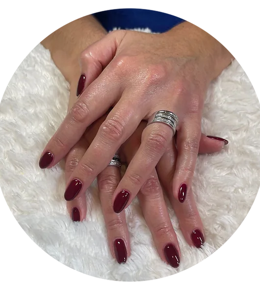 Close-up van gelakte nagels uit de salon van Mooi! Beauty and Nails in Assebroek